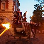 Ohňový průvod vojsk a diváků na Slavoj